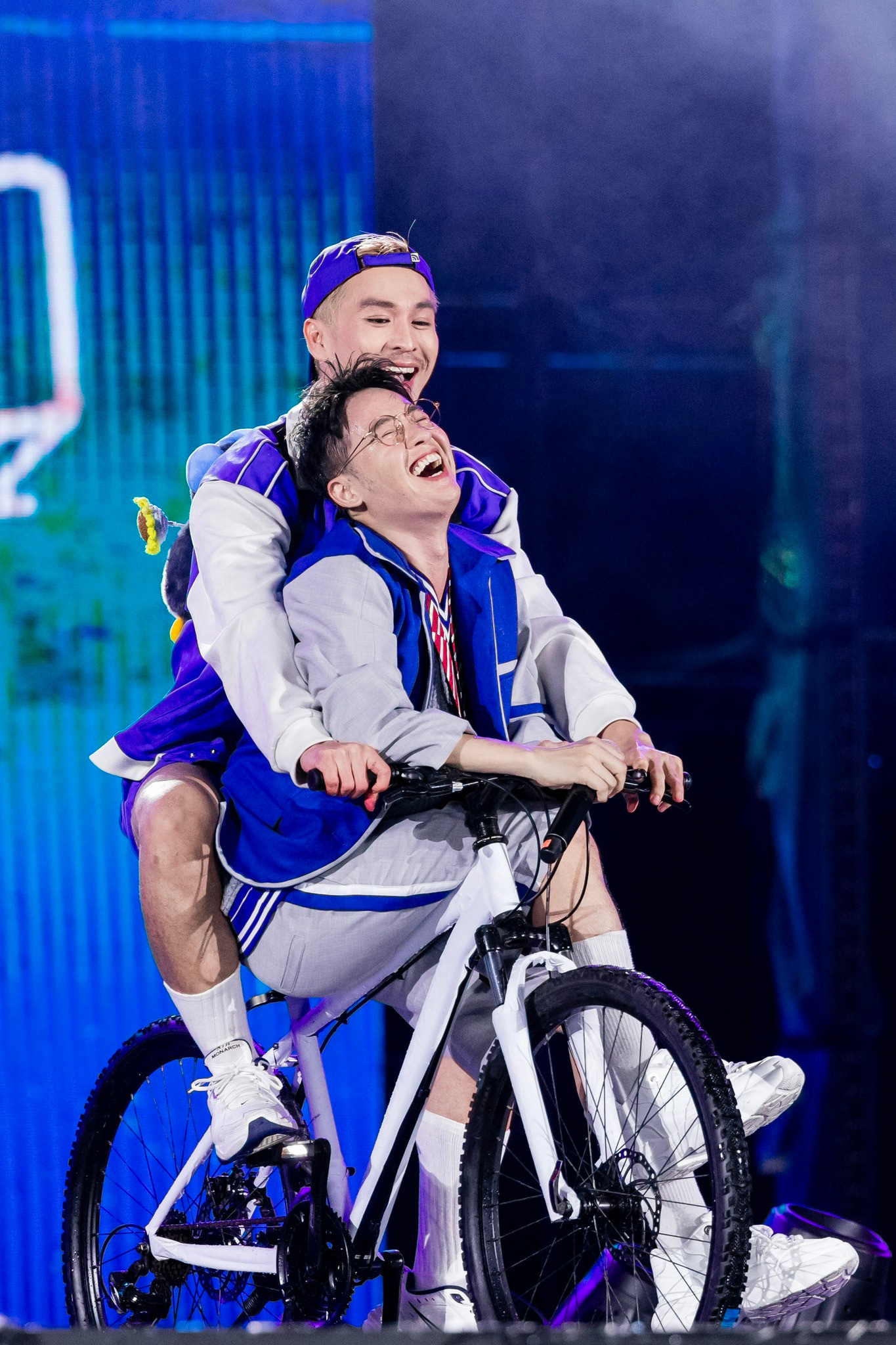 Sau phần trình diễn của 32 anh tài, khán giả thể hiện sự phấn khích trước màn ghép cặp giữa các anh trai. Khoảnh khắc Thiên Minh đèo Thanh Duy trên xe đạp, S.T Sơn Thạch cùng Neko Lê chen chúc trên chiếc scooter khiến người xem thích thú.