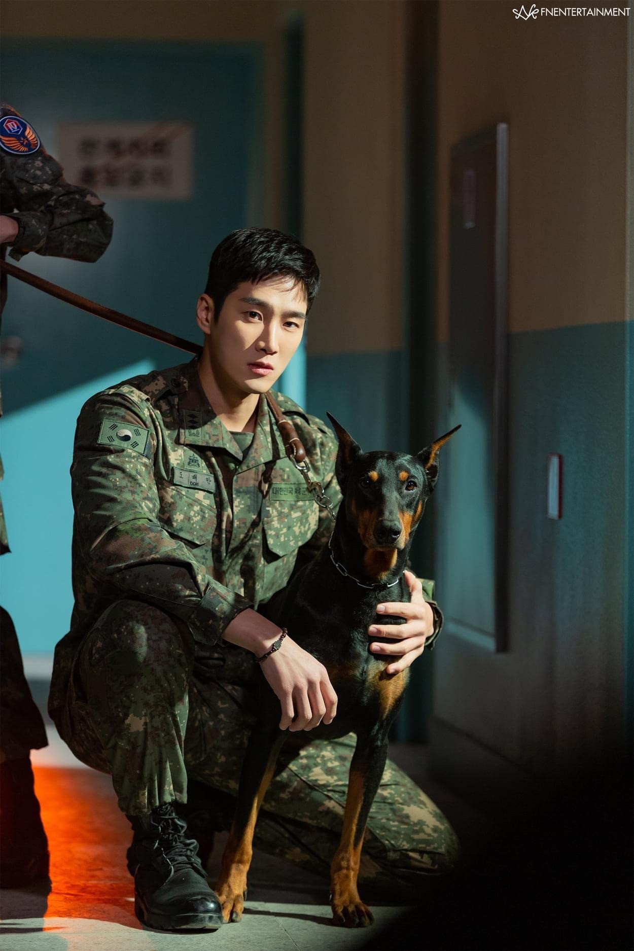 Ahn Bo Hyun tiếp tục hút khán giả với vai diễn mạnh mẽ, cá tính trong Công tố viên quân sự Do Bea Man (2022).