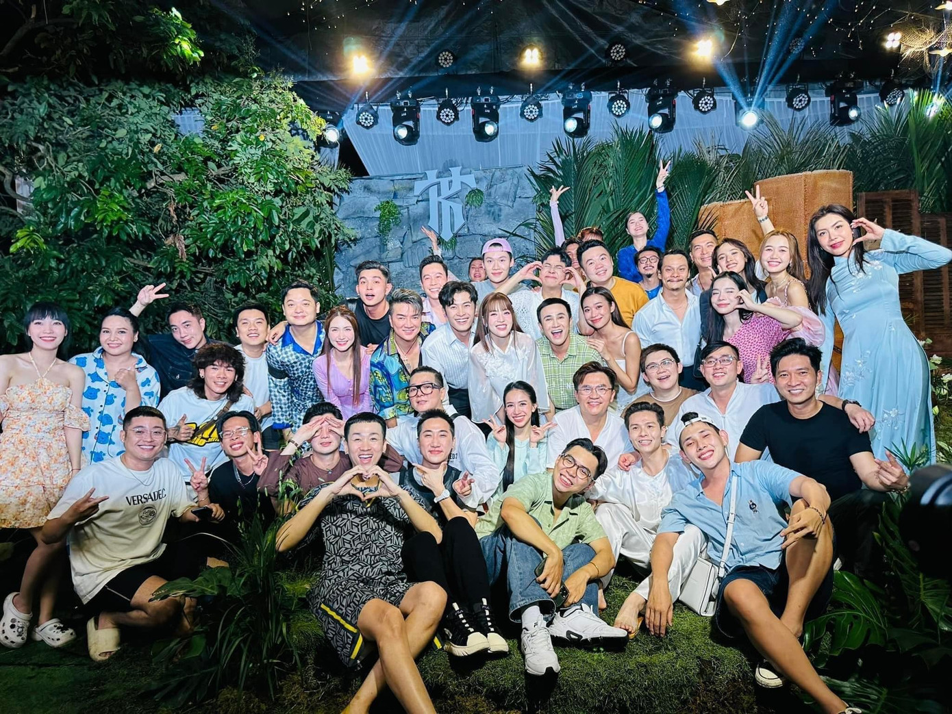 Đông đảo nghệ sĩ chúc mừng tiệc cưới của Puka và Gin Tuấn Kiệt ở Đồng Tháp. Từ đầu tháng 11, cặp diễn viên tổ chức 3 bữa tiệc lớn tại Khánh Hòa, TPHCM, có mặt nhiều người nổi tiếng.