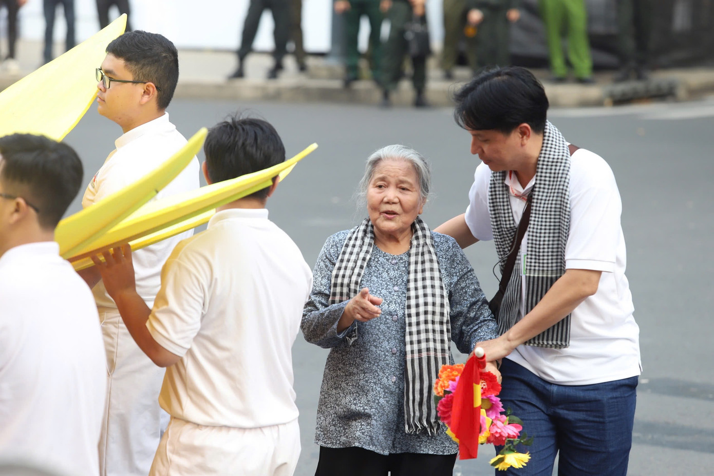 NSƯT Lê Thiện tại buổi lễ kỷ niệm mừng 50 năm Ngày Giải phóng miền Nam, thống nhất đất nước. NSƯT Lê Thiện tại buổi lễ kỷ niệm mừng 50 năm Ngày Giải phóng miền Nam, thống nhất đất nước.