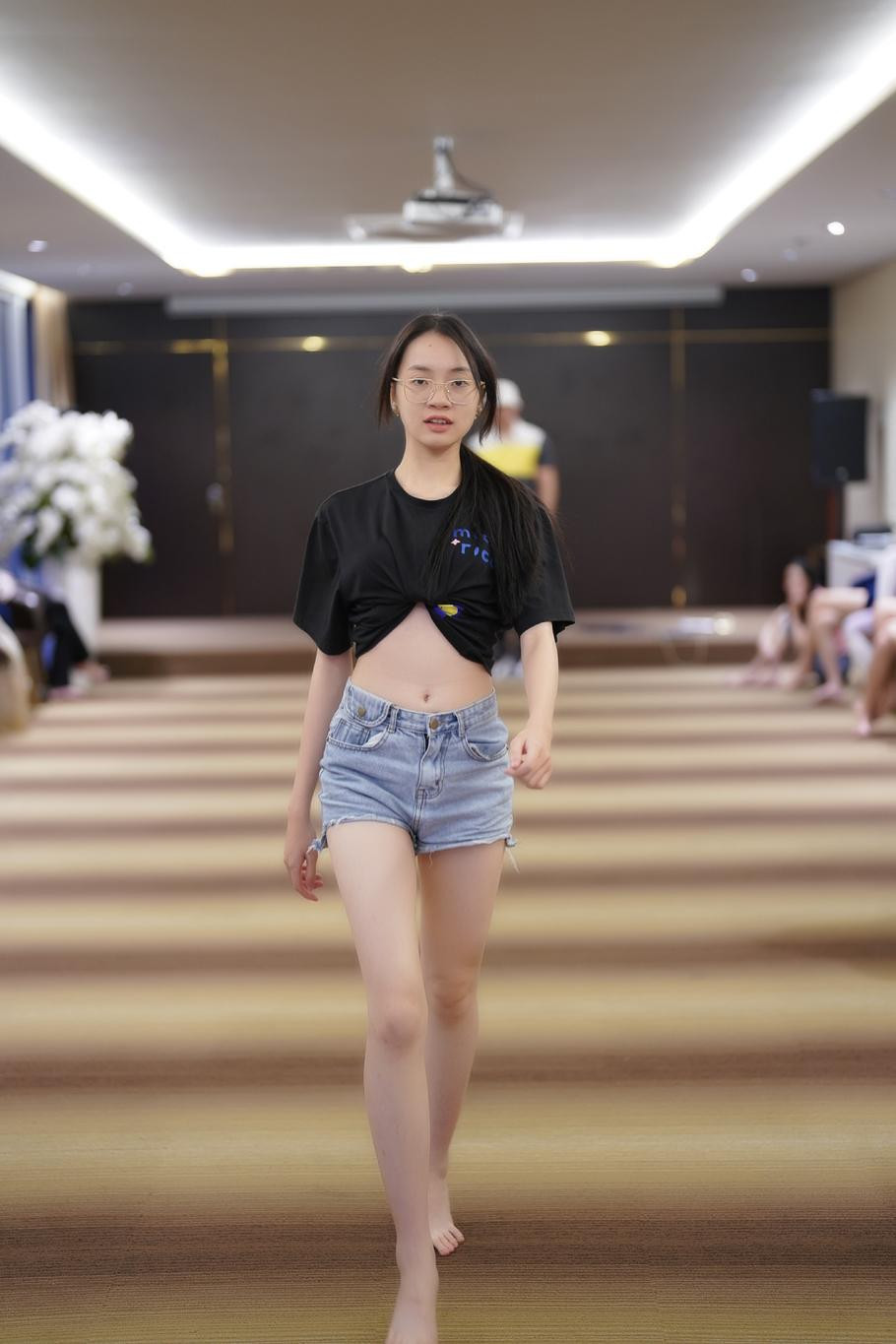 Tại buổi tập, thí sinh được yêu cầu diện trang phục thoải mái. Huấn luyện viên catwalk nhìn nhận điểm mạnh, khuyết điểm để giúp thí sinh cải thiện. Thí sinh Bùi Thảo Linh (sinh viên Đại học Ngoại Thương) khoe vòng eo 57 cm ở buổi tập. Ngoài ra, chiều cao 1,75 cm là lợi thế lớn của cô tại Hoa hậu Việt Nam 2022.