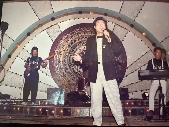 Ảnh ca sĩ Tô Thanh Phương biểu diễn lúc trẻ. Ảnh ca sĩ Tô Thanh Phương biểu diễn lúc trẻ.