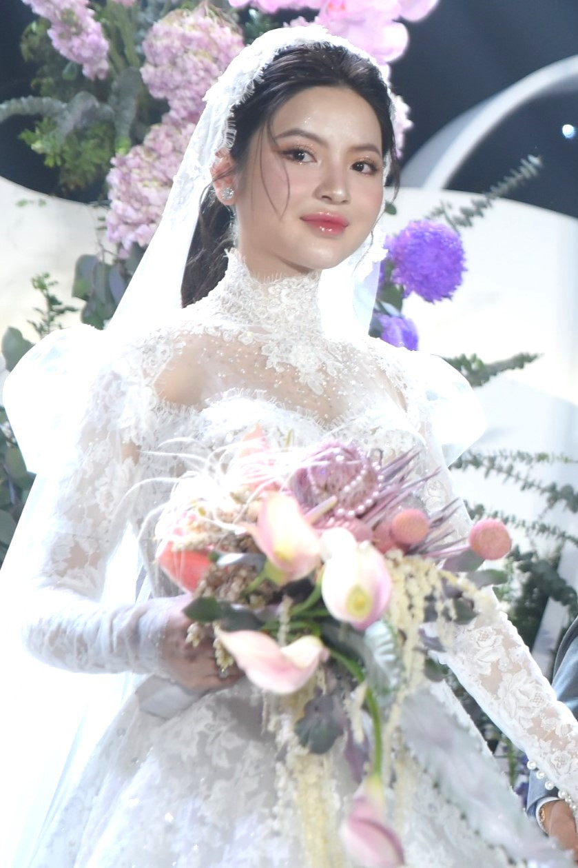 Trong ngày cưới, Chu Thanh Huyền chọn kiểu trang điểm tông hồng ngọt ngào. Lối make-up "phủ sương", điểm nhấn ở phần môi và highlight ở những điểm quan trọng trên gương mặt như mũi, trán giúp vợ Quang Hải trông nhẹ nhàng và nữ tính.