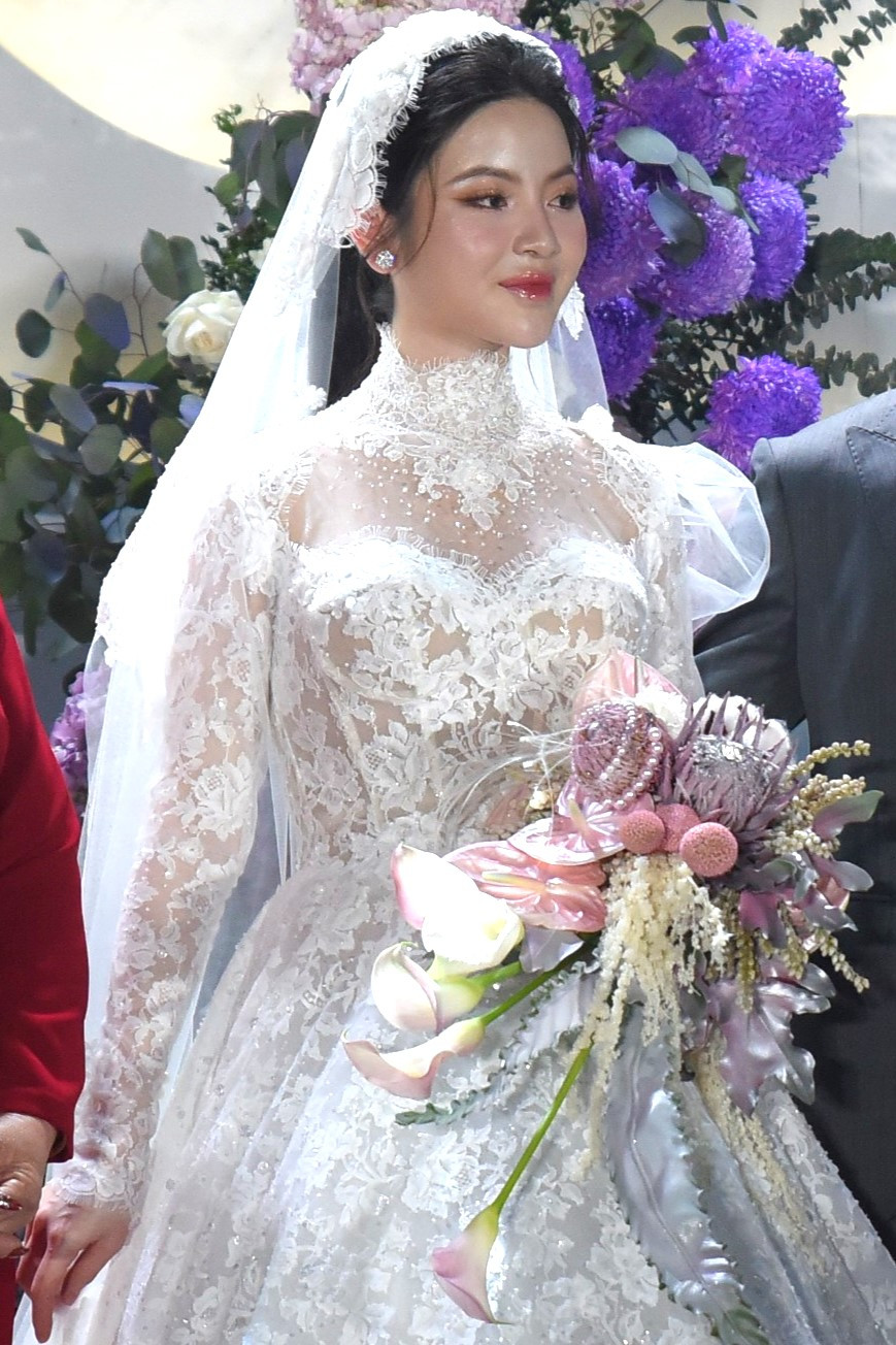 Trang phục cưới của Chu Thanh Huyền được thêu cầu kỳ, nổi bật với chi tiết ren xuyên thấu. Thiết kế cúp ngực tỉ mỉ, làm tôn dáng cô dâu có giá lên đến 150 triệu đồng.