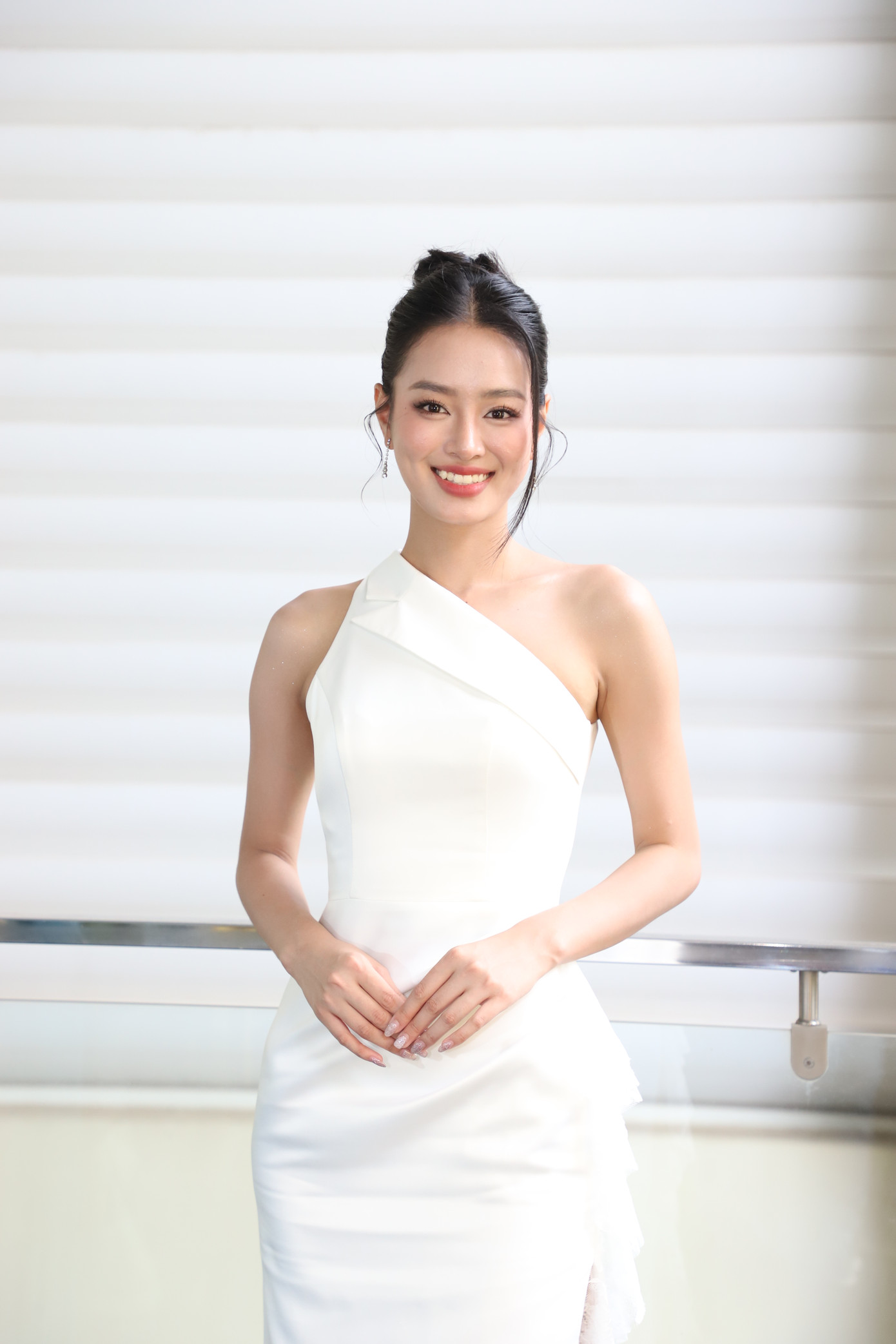 Á hậu cho biết cô luôn lường trước ý kiến trái chiều trước khi quyết định tham gia show hẹn hò. "Tôi có quan điểm chỉ hối tiếc điều chưa làm, không bao giờ tiếc nuối chuyện đã làm, nhất là khi việc đó không sai. Nếu khán giả chưa hài lòng, tôi xin phép tiếp thu và cải thiện", Bùi Khánh Linh nói.