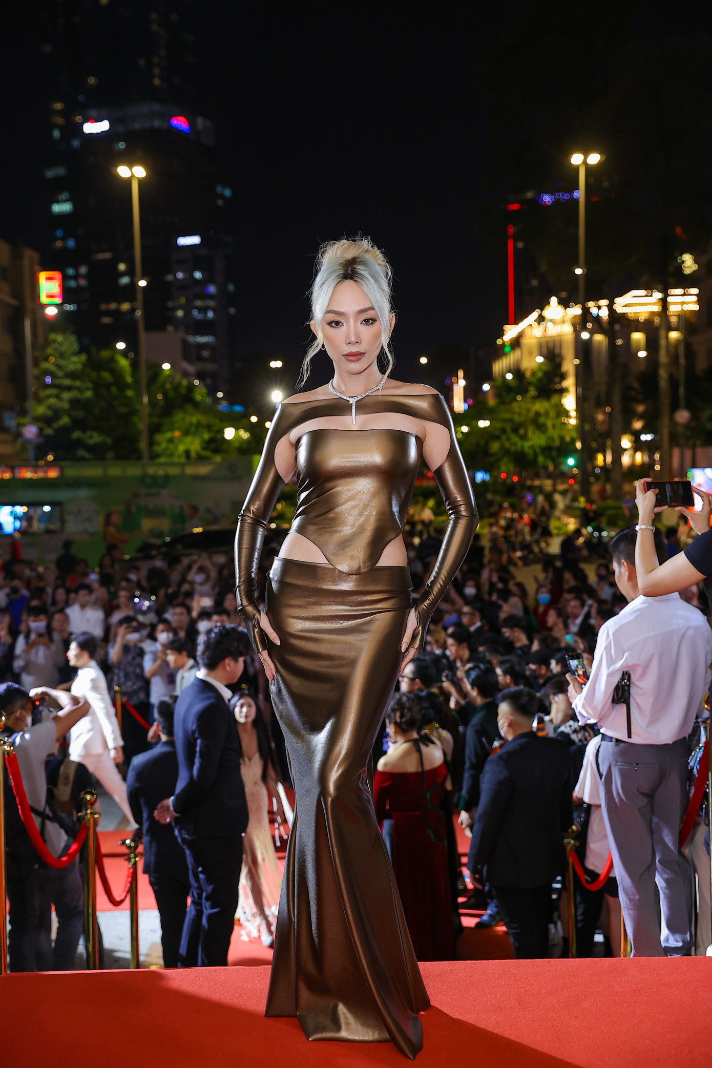 Tóc Tiên diện váy chất liệu ánh đồng với những đường cắt cúp táo bạo. Mái tóc màu bạc giúp nữ ca sĩ nổi bật tại thảm đỏ. Cô được đề cử hạng mục MV của năm, Album của năm và Nữ nghệ sĩ của năm. Tóc Tiên diện váy chất liệu ánh đồng với những đường cắt cúp táo bạo. Mái tóc màu bạc giúp nữ ca sĩ nổi bật tại thảm đỏ. Cô được đề cử hạng mục MV của năm, Album của năm và Nữ nghệ sĩ của năm.