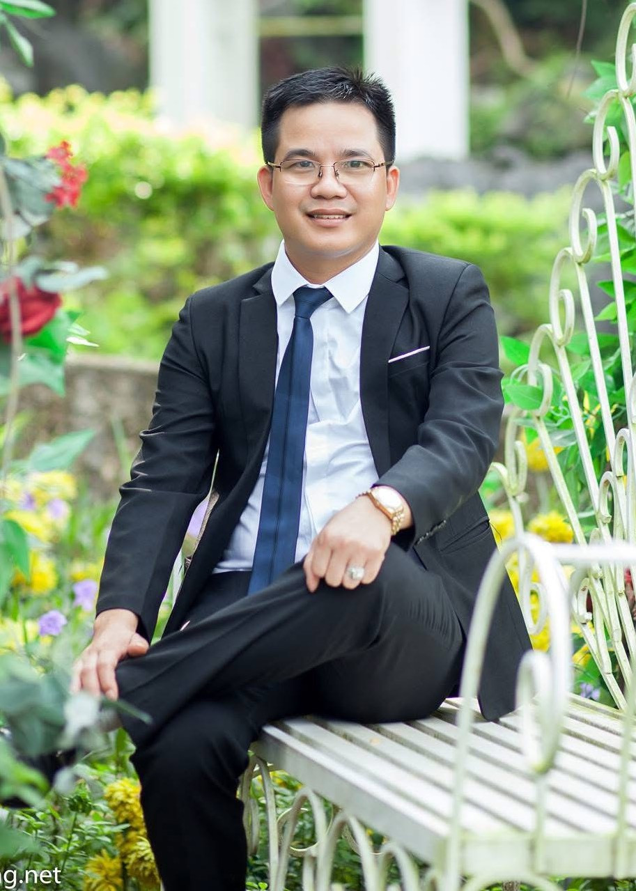 Nhạc sĩ Ngô Huỳnh (đeo kính) được Quang Lê và nhiều nghệ sĩ tìm đến hợp tác, thể hiện ca khúc về cha mẹ.