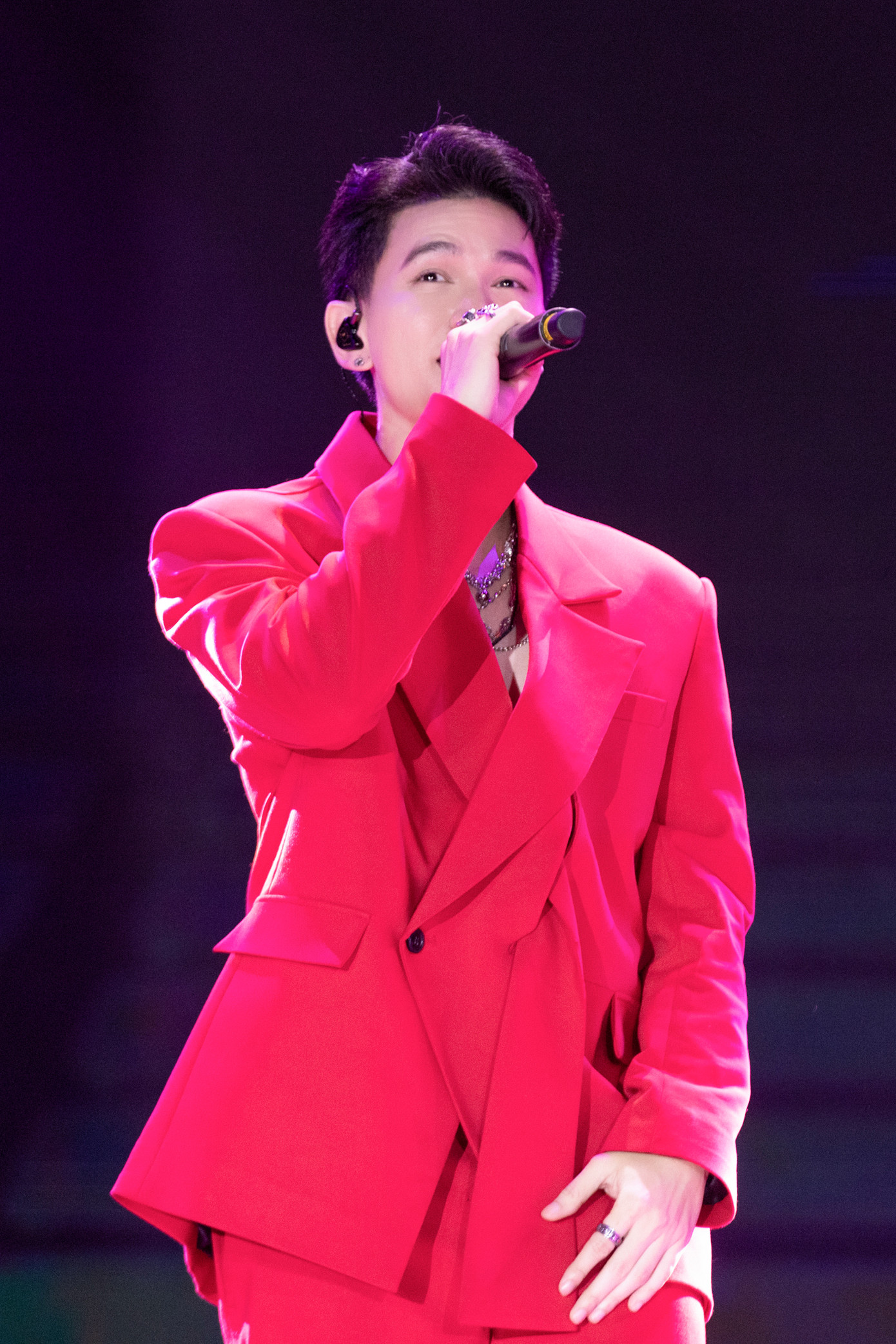 Hoàng Tôn xuất hiện với hình ảnh bảnh bao. Nam ca sĩ được khen ngày càng lịch lãm. Á quân Giọng hát Việt 2013 được khán giả ủng hộ khi thể hiện ca khúc Anh sẽ nhớ mãi.