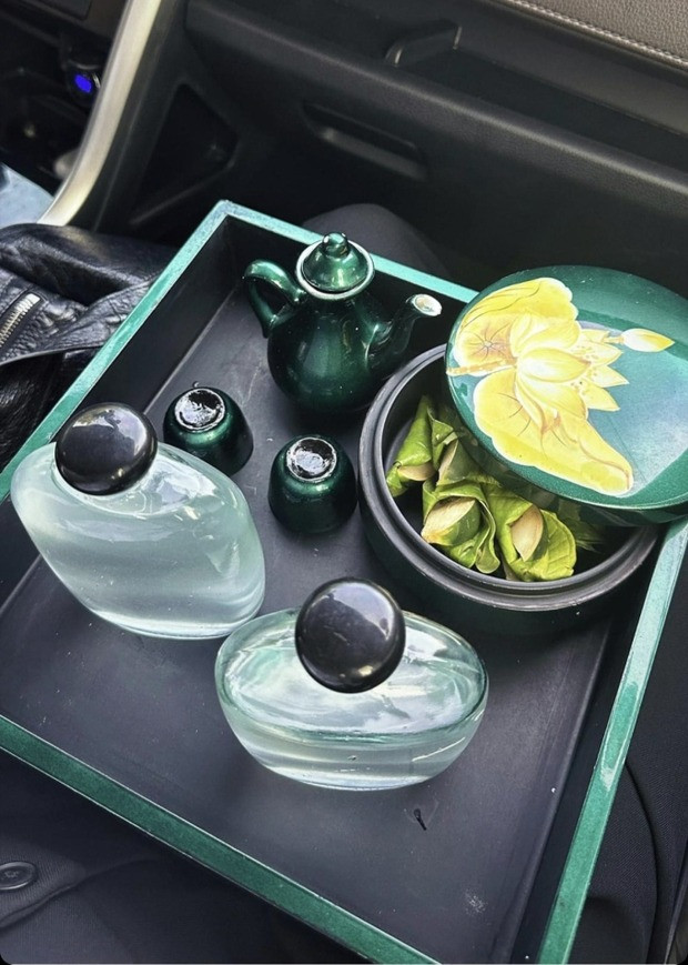 Nhà trai chuẩn bị kỹ lưỡng phần mâm trầu và khay rượu cưới cho hôn lễ ở Đồng Tháp. Gin Tuấn Kiệt còn lồng kính cho vật phẩm cưới để tăng độ sang trọng.