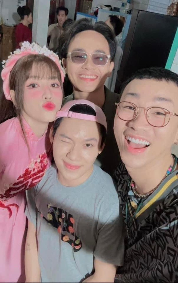 Puka thay hai bộ áo dài trong tiệc tối. Nữ diễn viên diện áo dài hồng thêu chữ Song Hỷ để làm lễ. Trong ảnh, cô check in cùng hội bạn Hải Triều, Quang Trung, Anh Tú.