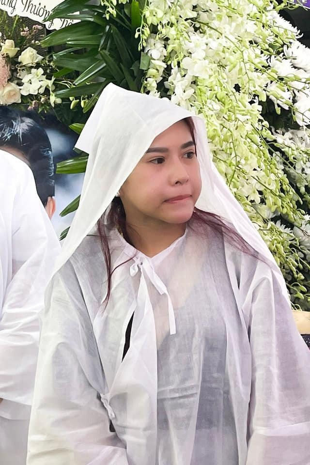 Nghệ sĩ Bình Tinh để tang ba nuôi là NSƯT Vũ Linh. Nghệ sĩ Bình Tinh để tang ba nuôi là NSƯT Vũ Linh.