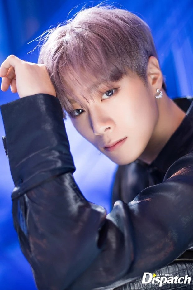 Trong lần trở lại với mini album Blue Fame, Moonbin lại khiến người hâm mộ bất ngờ với hình tượng cá tính, trưởng thành, pha chút &quot;bad boy&quot;.