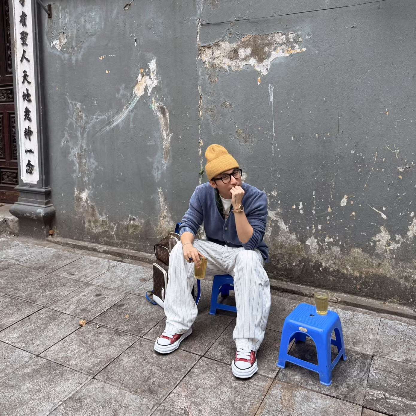 Ảnh đi xích lô và ngồi trà đá vỉa hè tại Hà Nội gây bão trước đó của Sơn Tùng.