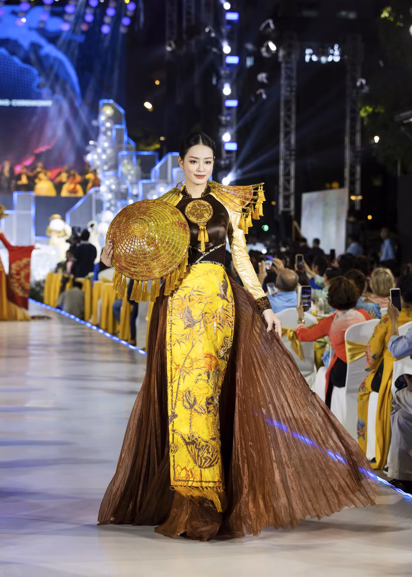 Á hậu Miss Grand Vietnam 2023 Bùi Khánh Linh mặc áo dài lấy cảm hứng từ trúc Việt Nam. Thiết kế từng được Đoàn Thiên Ân mặc trong phần thi National Costume, đoạt giải Trang phục dân tộc đẹp nhất tại Miss Grand International 2022 tổ chức ở Thái Lan.