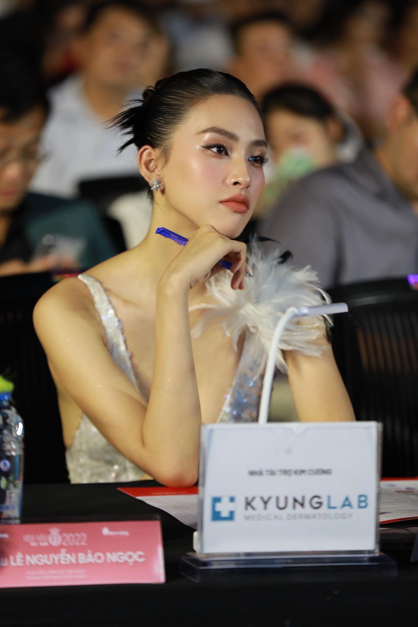 Cả Tiểu Vy và Bảo Ngọc đều là hai nàng hậu thuộc Gen Z. Trong cuộc phỏng vấn của Tiền Phong, Hoa hậu Việt Nam 2018 thừa nhận Gen Z là thế hệ bị nhiều lời body shaming, kể cả đó là hoa hậu. "Tôi nghĩ việc một người bị miệt thị ngoại hình trên mạng xã hội diễn ra hàng ngày. Điều cần thiết là đừng bận tâm và cố gắng nỗ lực", Tiểu Vy nói.