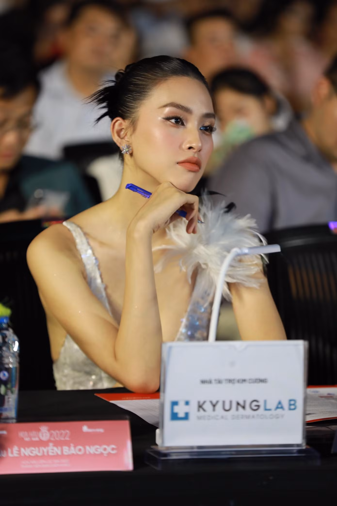 Cả Tiểu Vy và Bảo Ngọc đều là hai nàng hậu thuộc Gen Z. Trong cuộc phỏng vấn của Tiền Phong, Hoa hậu Việt Nam 2018 thừa nhận Gen Z là thế hệ bị nhiều lời body shaming, kể cả đó là hoa hậu. "Tôi nghĩ việc một người bị miệt thị ngoại hình trên mạng xã hội diễn ra hàng ngày. Điều cần thiết là đừng bận tâm và cố gắng nỗ lực", Tiểu Vy nói.
