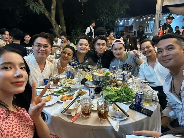 Dàn nghệ sĩ Lyly, Đại Nghĩa, Nam Thư, Lê Nhân, Jun Phạm, Quang Trung và Trương Thế Vinh ở tiệc tối. Tại tiệc, các nghệ sĩ phục vụ văn nghệ, thể hiện nhiều ca khúc như Bống bống bang bang, Yêu là cưới...