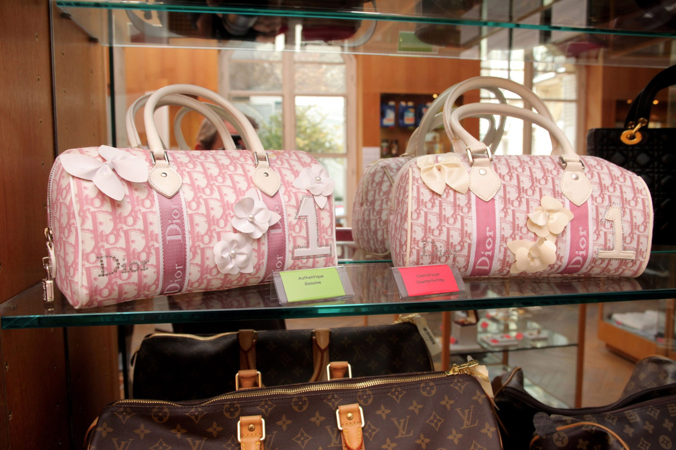 Đồ giả được sản xuất tinh vi hơn cả đồ thật, tràn lan và gây thiệt hại lớn cho ngành thời trang. Đồ giả được sản xuất tinh vi hơn cả đồ thật, tràn lan và gây thiệt hại lớn cho ngành thời trang.