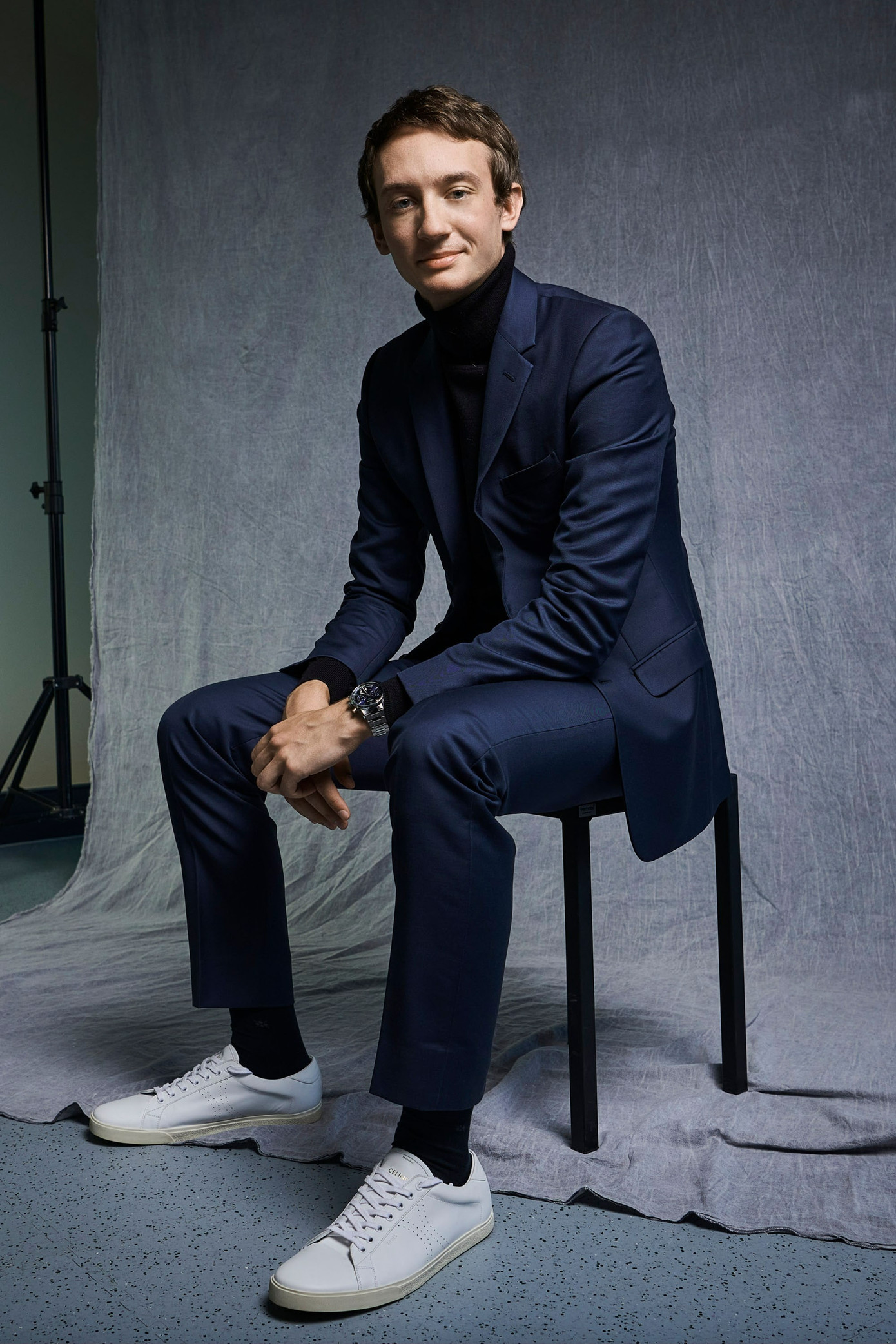 Thỉnh thoảng, giám đốc 28 tuổi phối trang phục vest với sneaker để phù hợp với tuổi. Thỉnh thoảng, giám đốc 28 tuổi phối trang phục vest với sneaker để phù hợp với tuổi.