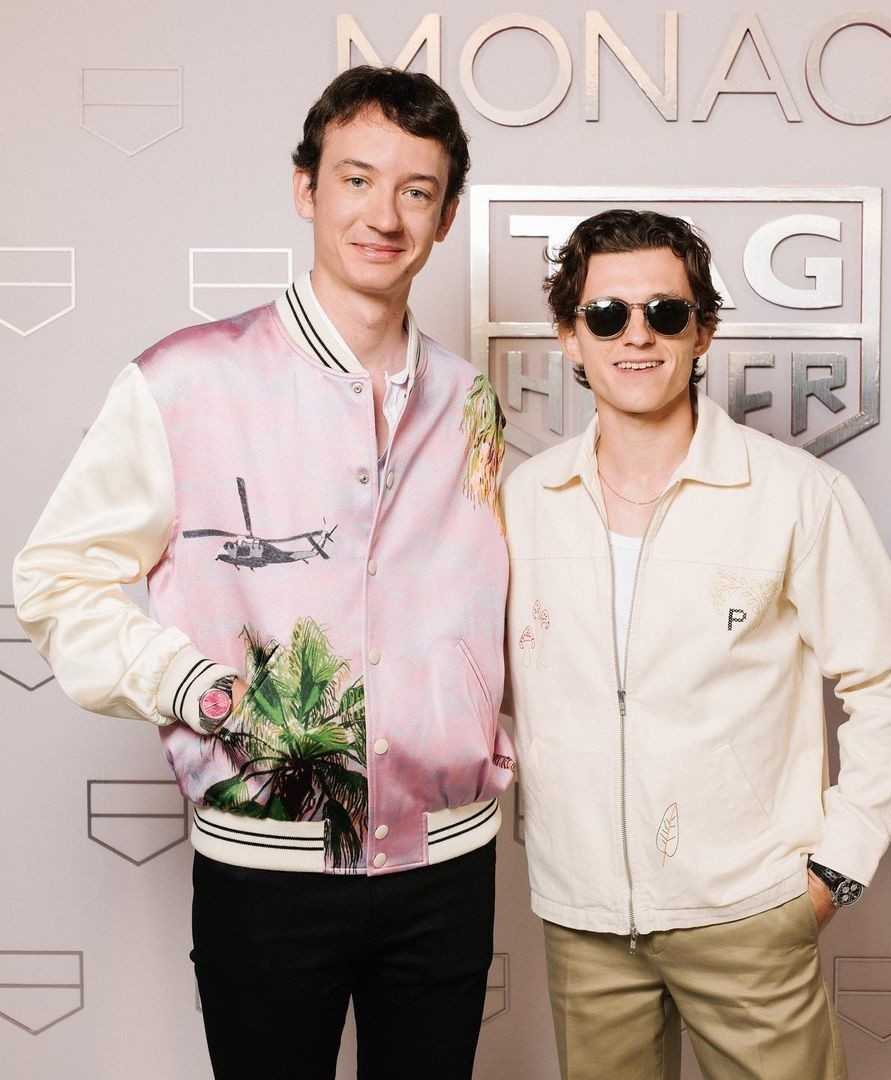 Bomber là trang phục yêu thích của con trai tỷ phú. CEO 28 tuổi chọn trang phục hồng khi đến sự kiện, chụp ảnh cùng "Người Nhện" Tom Holland. Bomber là trang phục yêu thích của con trai tỷ phú. CEO 28 tuổi chọn trang phục hồng khi đến sự kiện, chụp ảnh cùng "Người Nhện" Tom Holland.