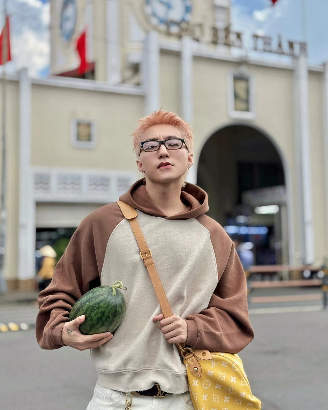 Sơn Tùng tạo trào lưu check-in cùng thần tượng tại nhiều địa danh nổi tiếng tại TPHCM như chợ Bến Thành, Nhà thờ Đức Bà...