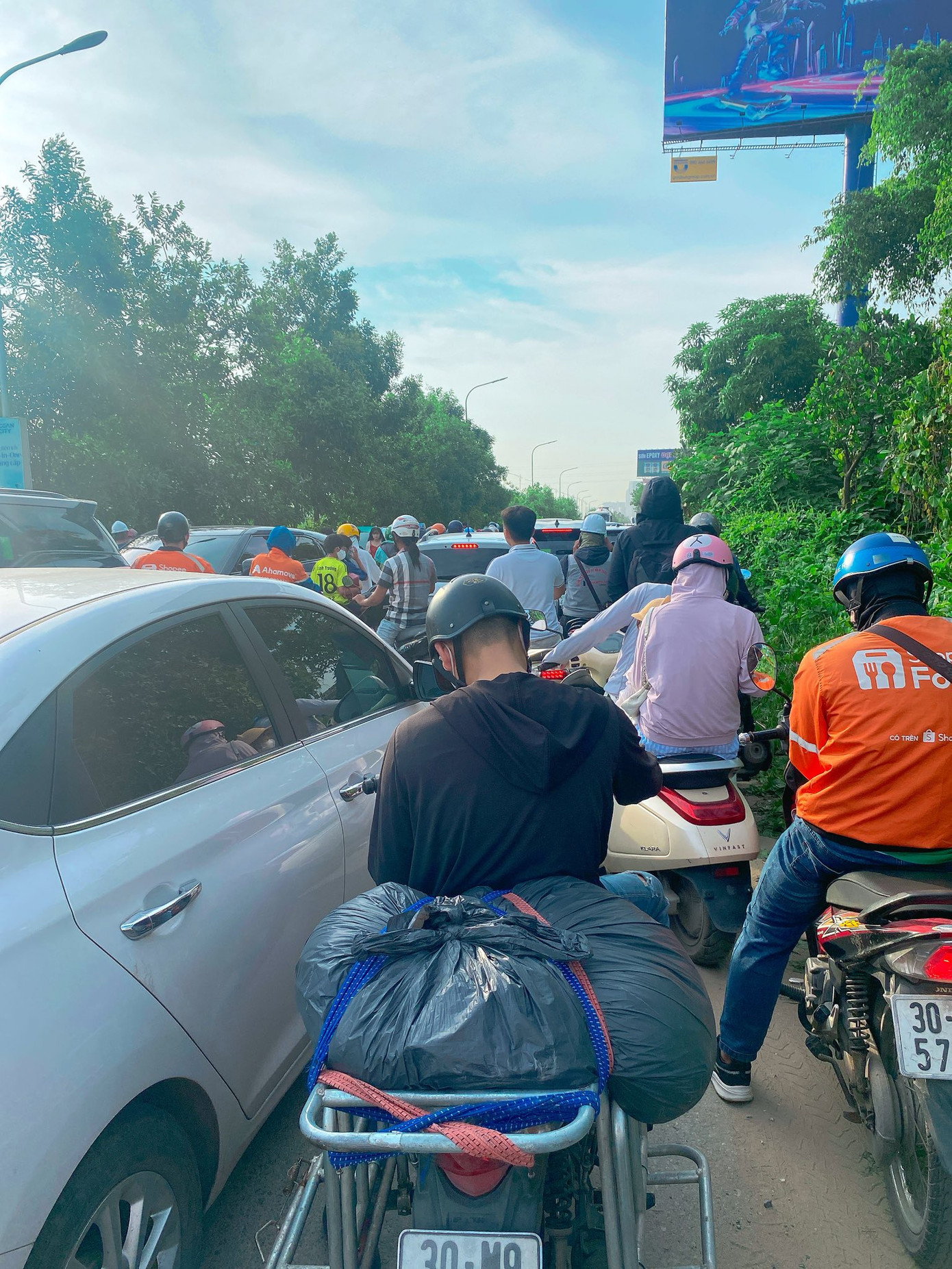 Ôtô và dòng người nối đuôi, di chuyển khó khăn tại lối xuống cao tốc 5B và nhiều tuyến đường lân cận khu vực dẫn vào sân khấu concert Anh trai vượt ngàn chông gai.