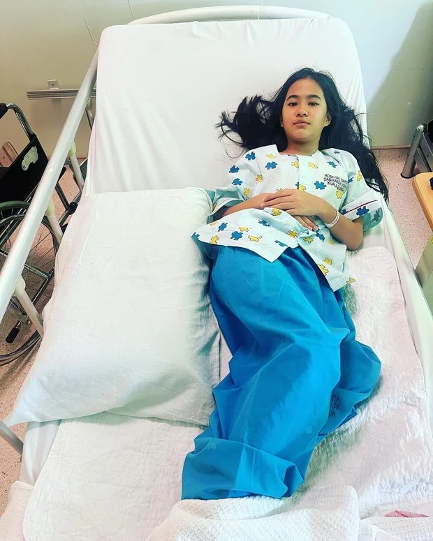 Puteri Rafasya không thể tự đi đứng, vệ sinh không kiểm soát sau khi bị tai nạn. Puteri Rafasya không thể tự đi đứng, vệ sinh không kiểm soát sau khi bị tai nạn.