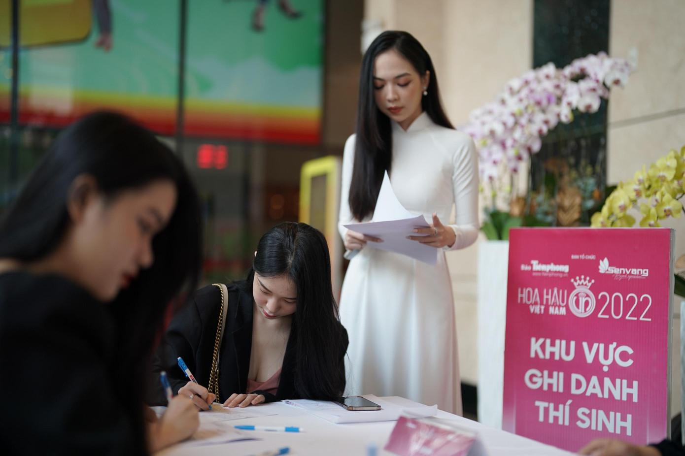 Một số thí sinh diện áo dài đến buổi sơ khảo. Tuy nhiên, điều này sai quy định của ban tổ chức. Các thí sinh phải nhờ đến gia đình, bạn bè thay đổi trang phục phù hợp trước khi bước vào vòng phỏng vấn kín với ban giám khảo.