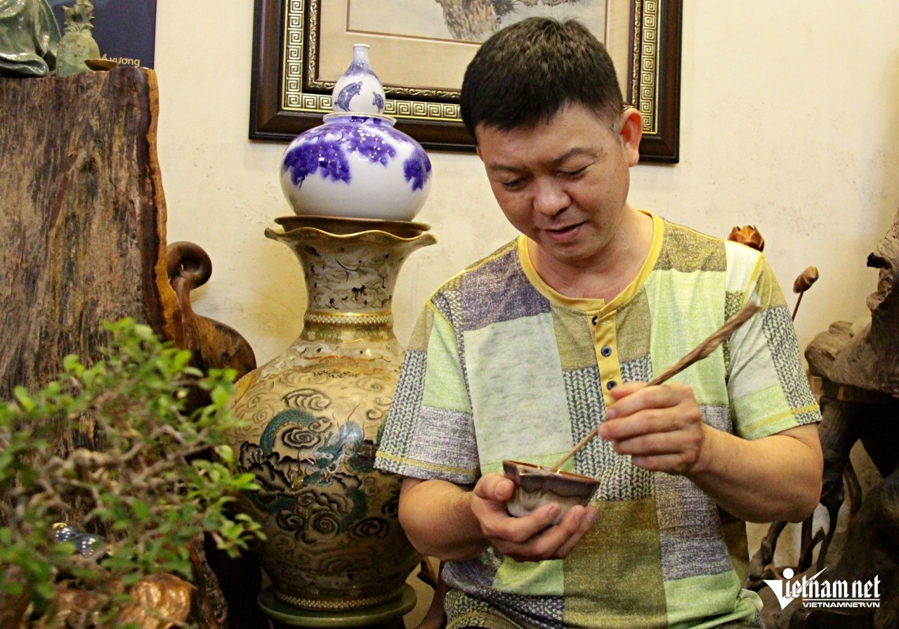 Anh hạnh phúc khi công việc của mình có thể "chữa lành" những kỷ vật, vật có ý nghĩa đặc biệt cho người cần. Ảnh: Hà Nguyễn Anh hạnh phúc khi công việc của mình có thể "chữa lành" những kỷ vật, vật có ý nghĩa đặc biệt cho người cần. Ảnh: Hà Nguyễn