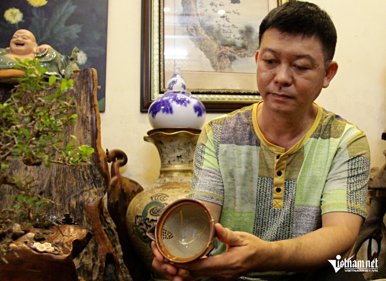 Anh Nguyễn Lê Uyên Viễn nổi tiếng với khả năng vá vàng đồ gốm sứ tại TPHCM. Ảnh: Hà Nguyễn Anh Nguyễn Lê Uyên Viễn nổi tiếng với khả năng vá vàng đồ gốm sứ tại TPHCM. Ảnh: Hà Nguyễn