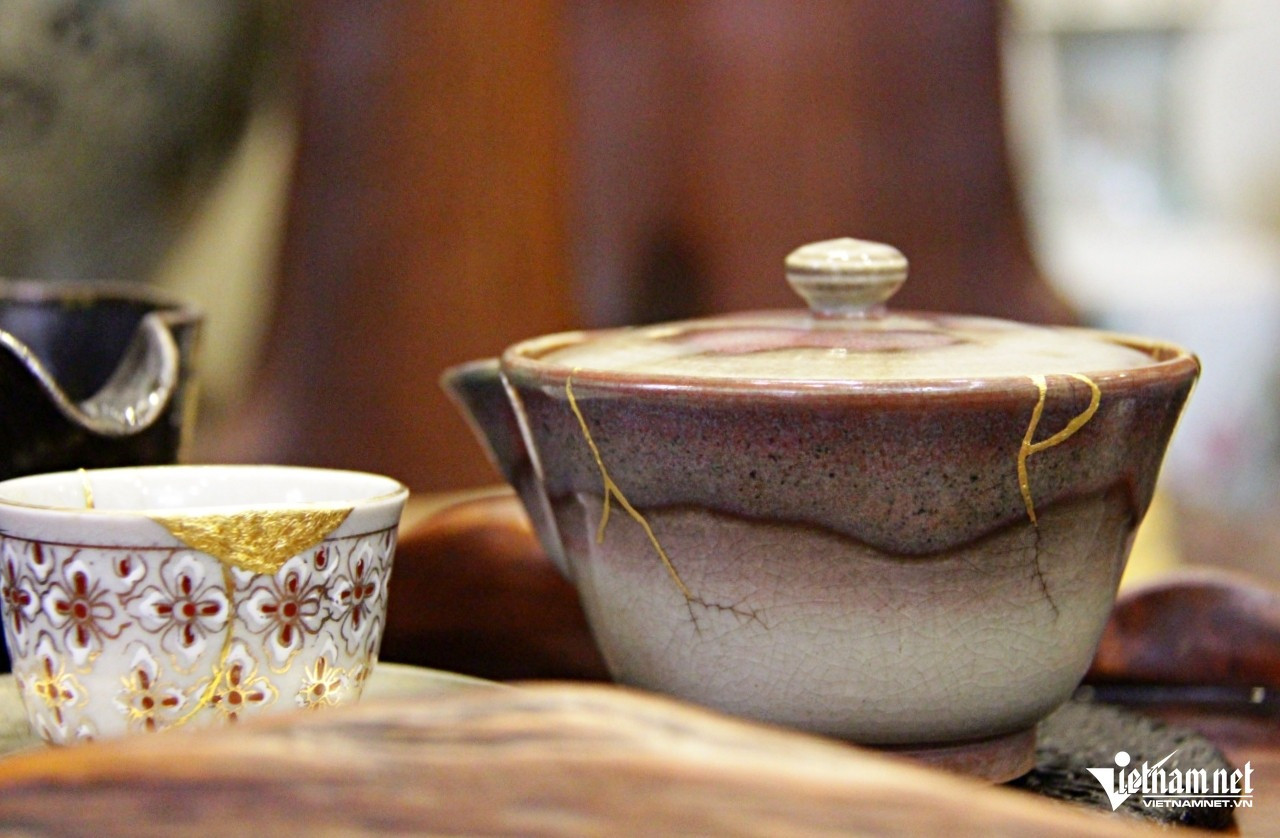 Sau khi vá vàng, vật phẩm tái sinh trong một phiên bản mới. Ảnh: Hà Nguyễn Sau khi vá vàng, vật phẩm tái sinh trong một phiên bản mới. Ảnh: Hà Nguyễn