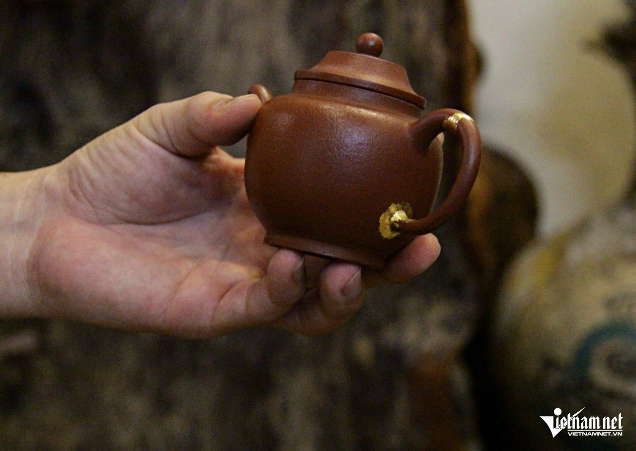 Chiếc ấm tử sa gãy quai được anh Viễn vá bằng kỹ thuật Kintsugi. Ảnh: Hà Nguyễn Chiếc ấm tử sa gãy quai được anh Viễn vá bằng kỹ thuật Kintsugi. Ảnh: Hà Nguyễn