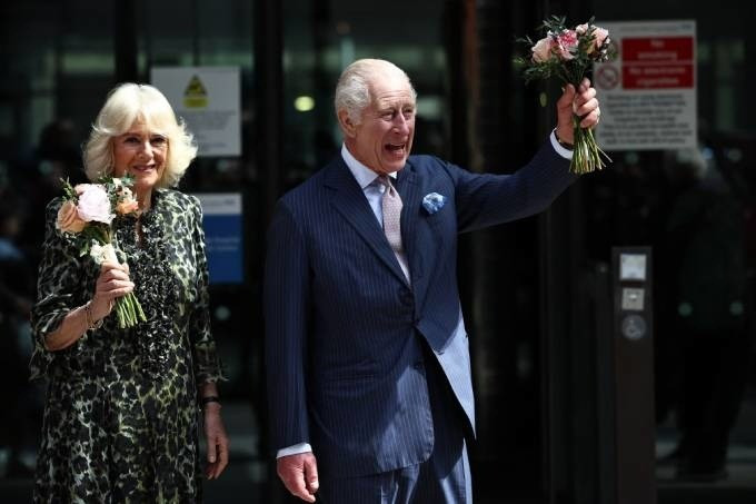 Vua Charles và Hoàng hậu Camilla tại Trung tâm Điều trị ung thư Macmillan. Vua Charles và Hoàng hậu Camilla tại Trung tâm Điều trị ung thư Macmillan.