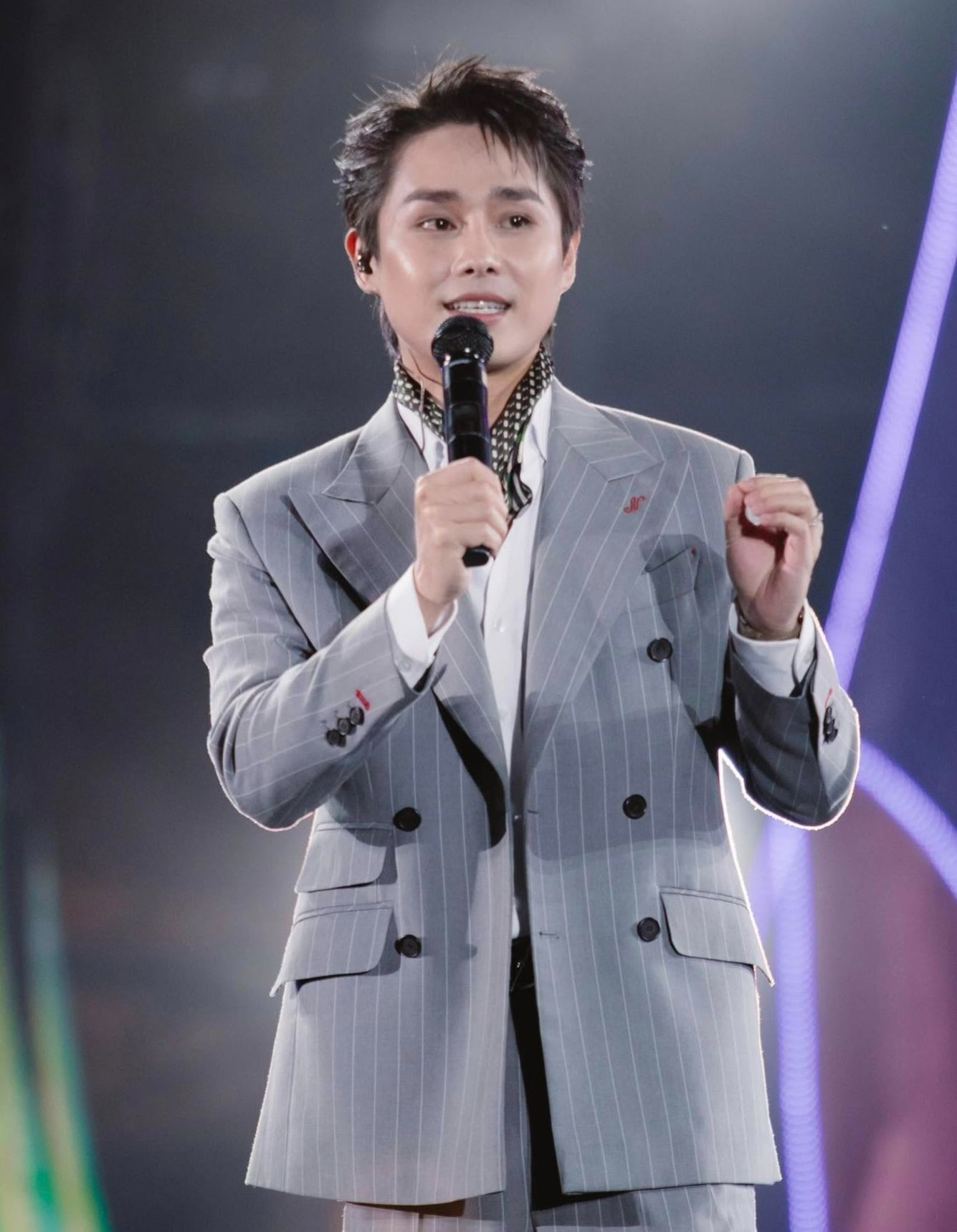 Tăng Duy Tân "về chung nhà" với Chi Pu. Tăng Duy Tân "về chung nhà" với Chi Pu.