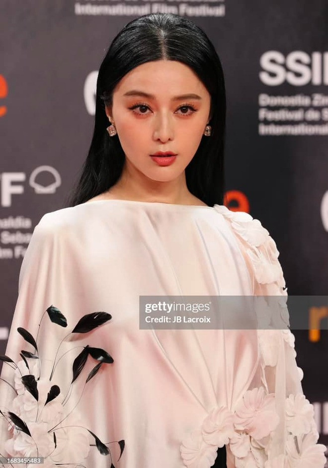 Lần này, ống kính không chỉnh sửa Getty không bắt được nhược điểm gương mặt của Phạm Băng Băng. Trên Weibo, cô nhận được nhiều lời khen với lối trang điểm nhẹ, mái tóc suôn thẳng. Nữ diễn viên liên tục được xin bí quyết trẻ trung, làn da mịn ở tuổi 42.