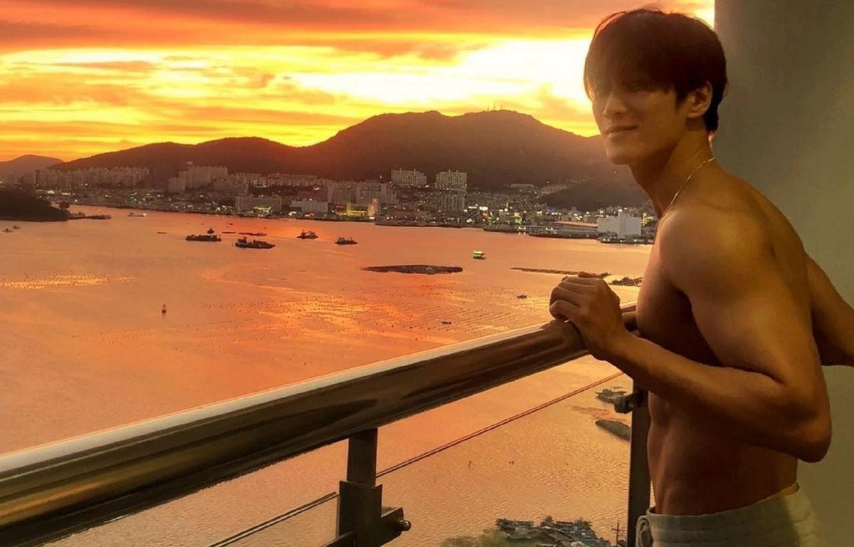 Trên trang cá nhân, Ahn Bo Hyun thường đăng ảnh khoe cơ thể săn chắc, cơ bụng 6 múi.