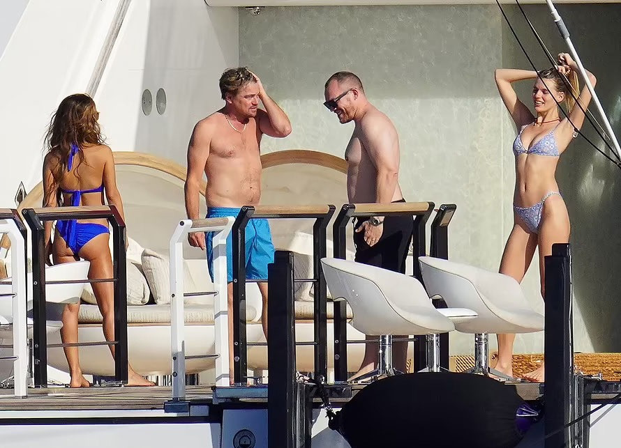 Leonardo DiCaprio và những người bạn trên du thuyền. Leonardo DiCaprio và những người bạn trên du thuyền.