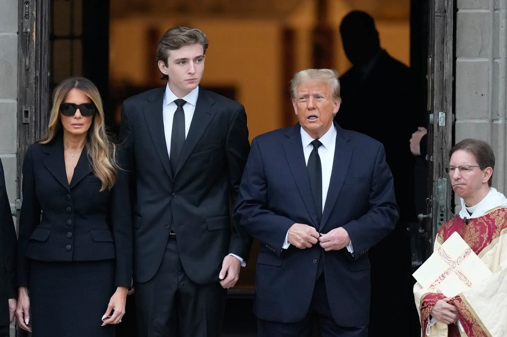 Barron Trump gây chú ý với vóc dáng cao lớn khi xuất hiện tại đám tang bà ngoại.