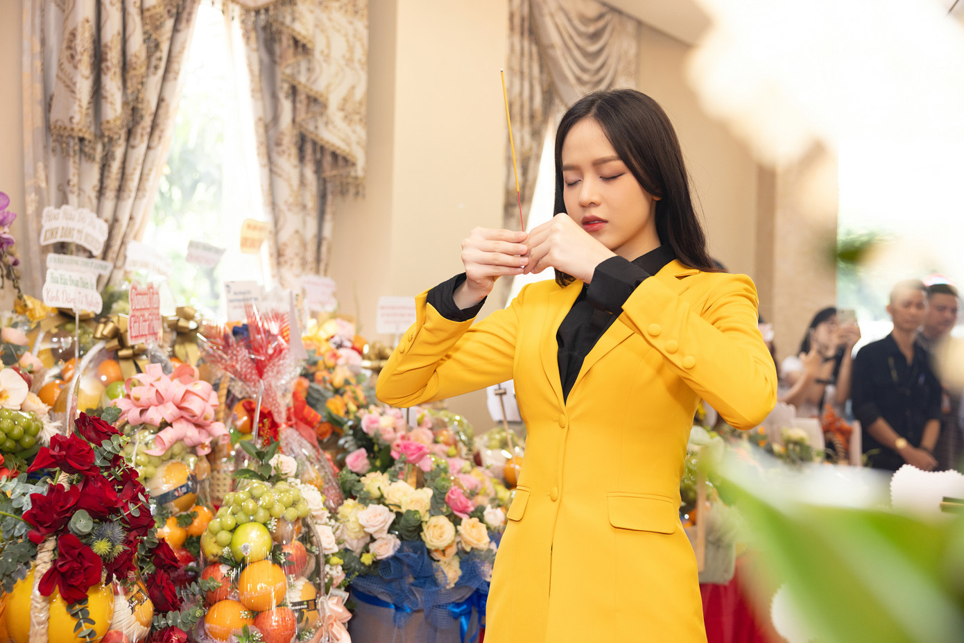 Huỳnh Thị Thanh Thủy lần đầu cúng Tổ nghề trong vai trò hoa hậu. Cô diện vest vàng chỉn chu, trang trọng trong ngày giỗ Tổ sân khấu.