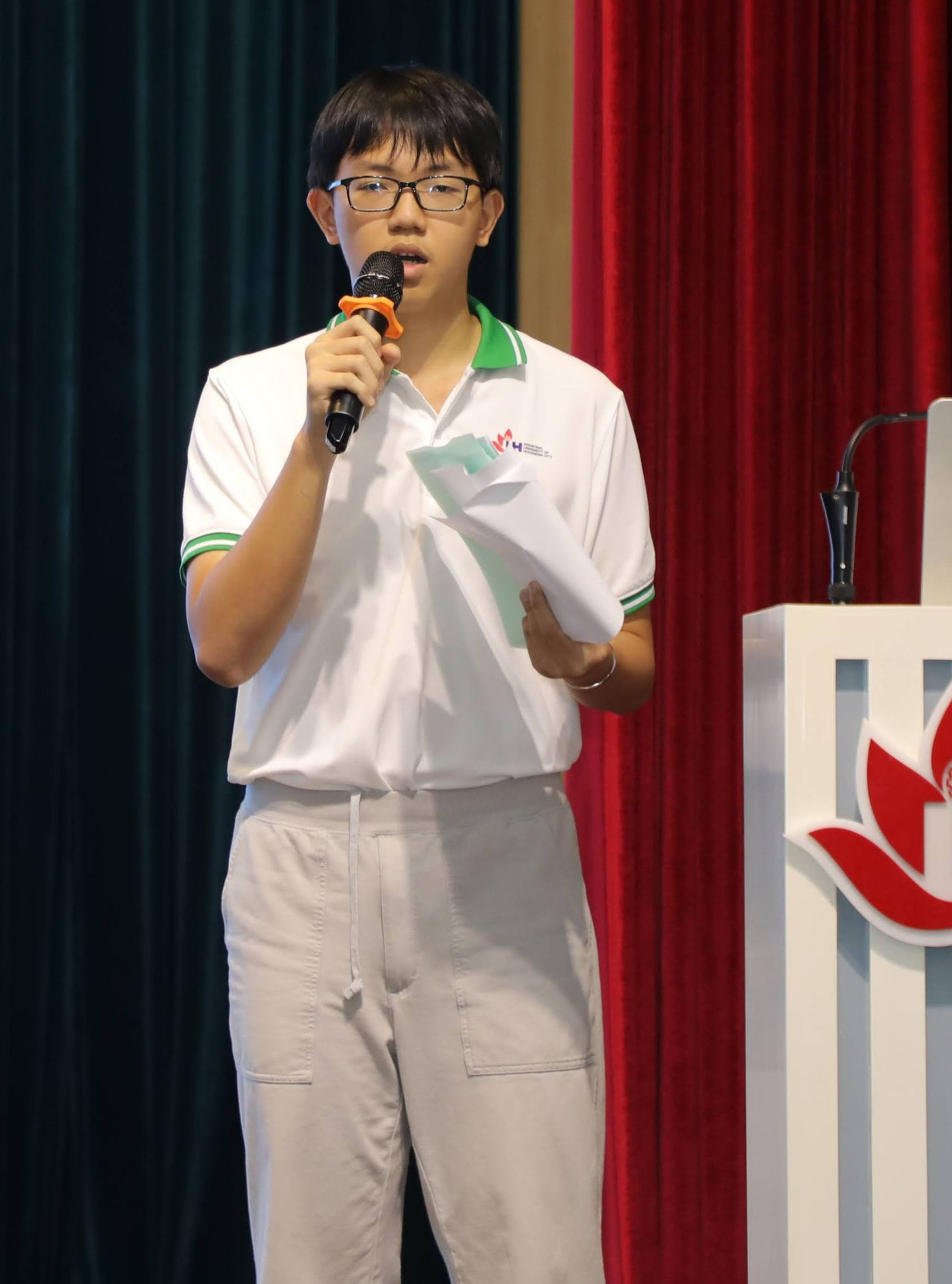 Trần Nguyên Chương (bên trái) là nhóm trưởng của nhóm dự án học sinh THPT.