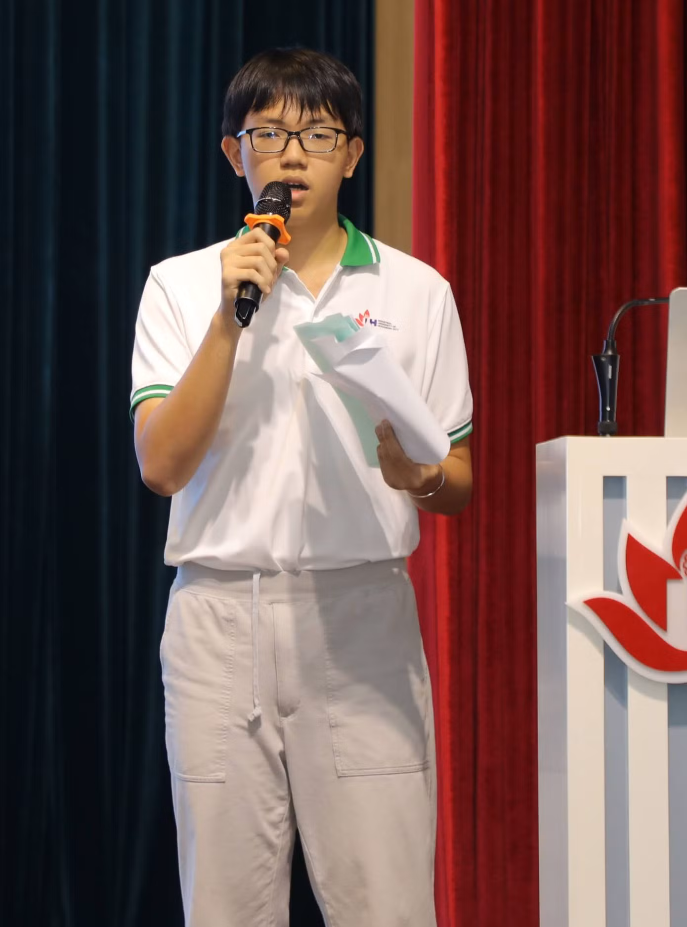 Trần Nguyên Chương (bên trái) là nhóm trưởng của nhóm dự án học sinh THPT. Trần Nguyên Chương (bên trái) là nhóm trưởng của nhóm dự án học sinh THPT.