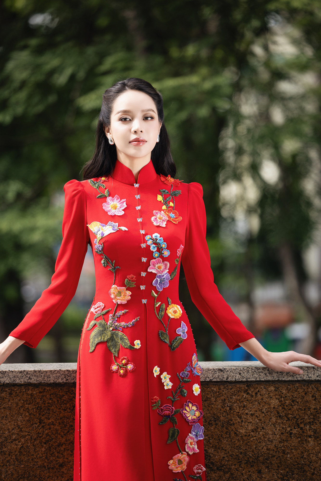 Áo dài đổ bộ nhiều khu vực trung tâm ở Hà Nội và TPHCM trước thềm năm mới.