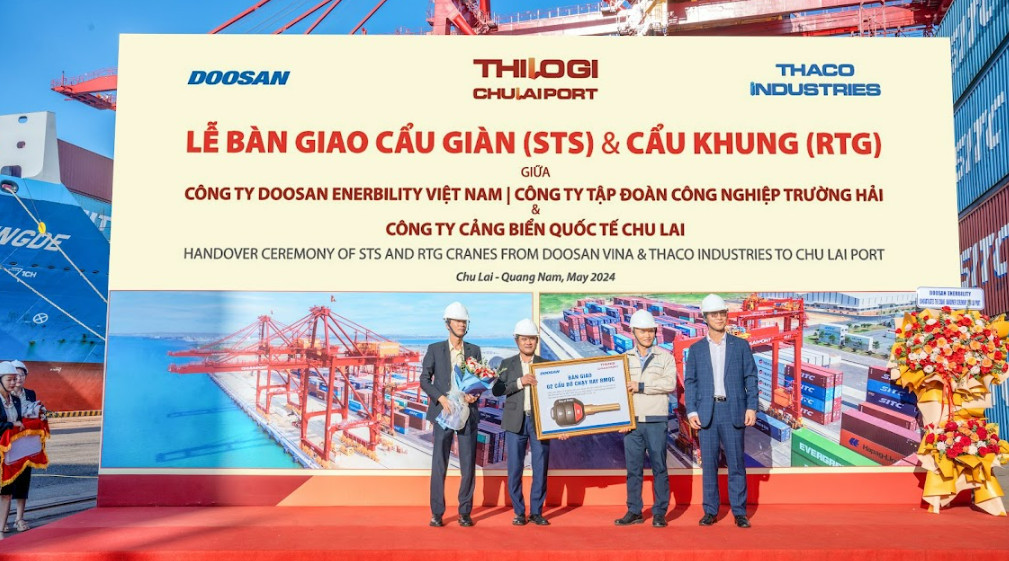 Lãnh đạo công ty DOOSAN trao biểu trưng bàn giao.