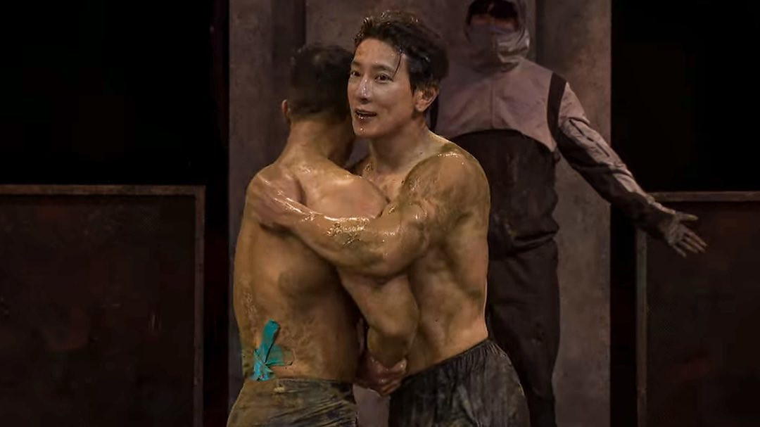 Trong dàn cast của show sinh tồn, người nhận được nhiều sự chú ý của người xem là Hwang Ji Hoon. Quân nhân 36 tuổi gây chú ý với thân hình cơ bắp. Trên Allkpop, nhiều người gọi Ji Hoon là "điểm sáng" của chương trình. Trên trang cá nhân, Ji Hoon thường đăng ảnh thời còn hoạt động trong quân ngũ. Anh còn được cộng đồng mạng biết đến với cái tên Đặc vụ H. Sau show sinh tồn, anh nhận được nhiều sự chú ý của khán giả. Lượng người theo dõi trên trang cá nhân của Ji Hoon liên tục tăng.