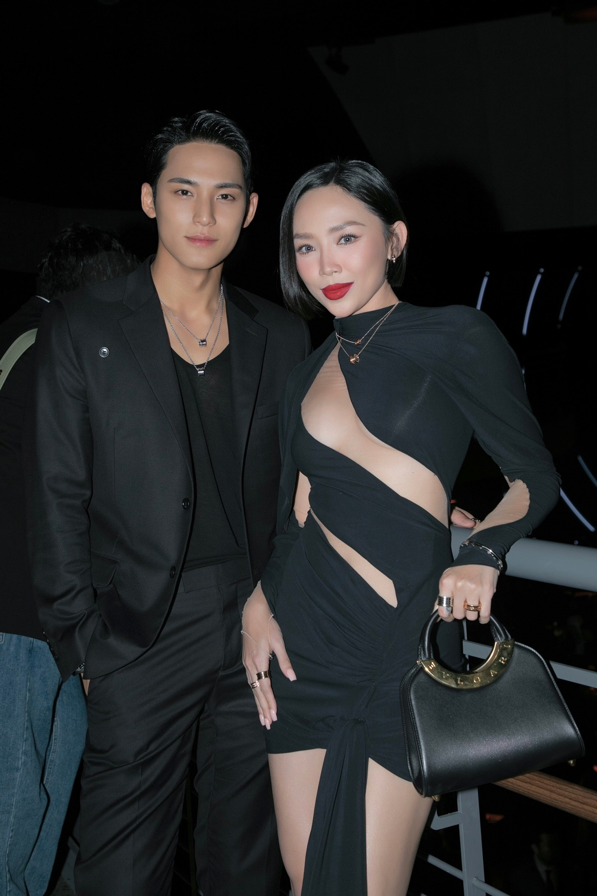 Khoảnh khắc Tóc Tiên chụp ảnh cùng "chồng quốc dân" Mingyu khiến nhiều người ao ước. Nữ ca sĩ chia sẻ thành viên nhóm Seventeen bất ngờ khi được cô xin chụp ảnh. "Khi tôi muốn chụp ảnh cùng, em ấy còn hỏi lại: Oh, do you know me (Chị cũng biết em nữa sao?). Tôi đã trả lời là người hâm mộ Việt Nam rất yêu mến em", Tóc Tiên kể. Khoảnh khắc Tóc Tiên chụp ảnh cùng "chồng quốc dân" Mingyu khiến nhiều người ao ước. Nữ ca sĩ chia sẻ thành viên nhóm Seventeen bất ngờ khi được cô xin chụp ảnh. "Khi tôi muốn chụp ảnh cùng, em ấy còn hỏi lại: Oh, do you know me (Chị cũng biết em nữa sao?). Tôi đã trả lời là người hâm mộ Việt Nam rất yêu mến em", Tóc Tiên kể.