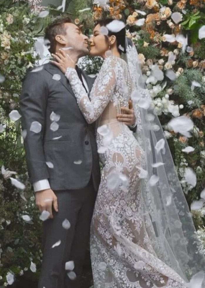 Minh Tú và Chris quen biết 10 năm trước khi quyết định cưới. Minh Tú và Chris quen biết 10 năm trước khi quyết định cưới.