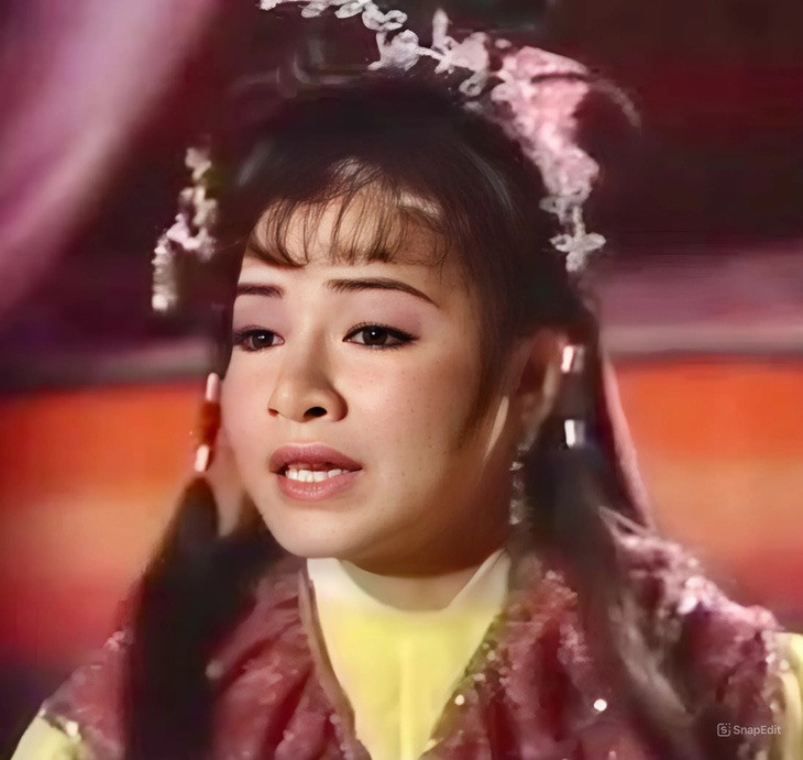 Ảnh cắt màn hình nghệ sĩ Thảo Nguyên từ video cải lương thập niên 1990. Ảnh cắt màn hình nghệ sĩ Thảo Nguyên từ video cải lương thập niên 1990.