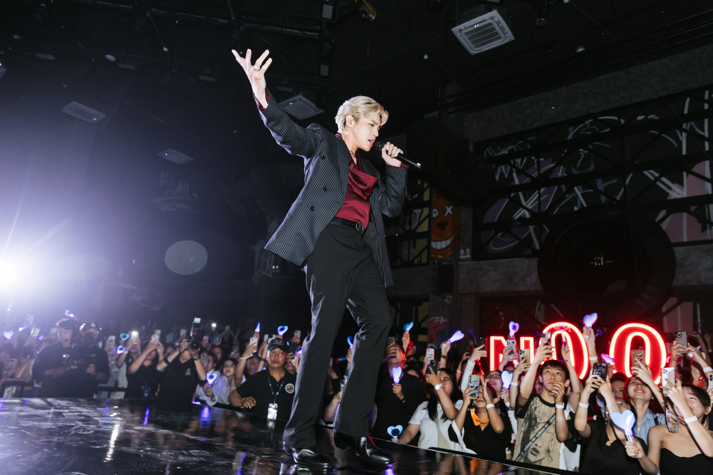 Tối 28/7, Noo Phước Thịnh ra mắt khán giả tại sự kiện Noo’s Special Night. Đây là đêm nhạc đánh dấu sự trở lại của nam ca sĩ sau 4 năm gặp biến cố, gần như vắng bóng khỏi sân khấu lớn, gần như muốn bỏ nghề.