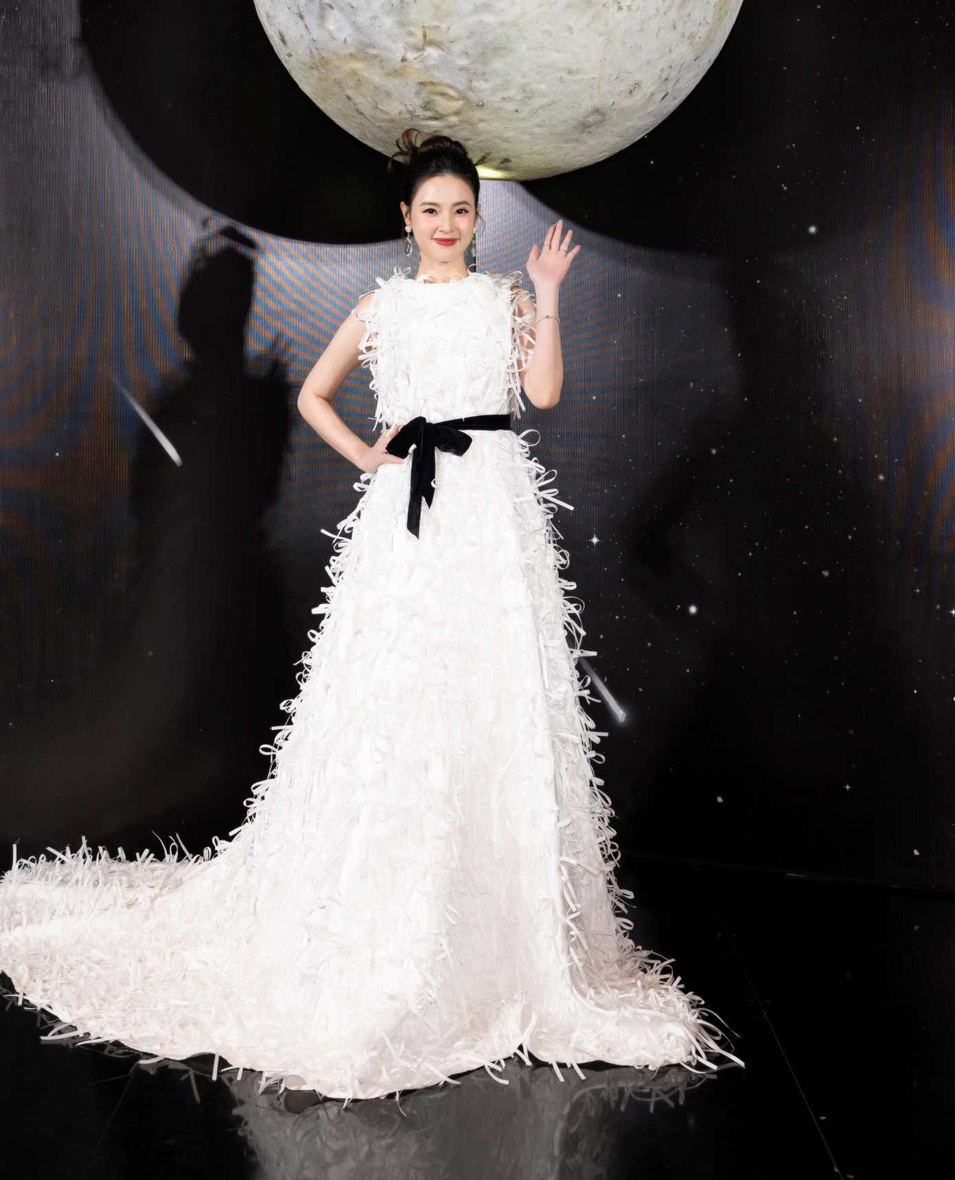 Midu chọn váy dài chạm đất khi hội tụ dàn nghệ sĩ Việt. Cô nổi bật tại thảm đen với thiết kế đính kết lông vũ 3D cầu kỳ. Midu chọn váy dài chạm đất khi hội tụ dàn nghệ sĩ Việt. Cô nổi bật tại thảm đen với thiết kế đính kết lông vũ 3D cầu kỳ.