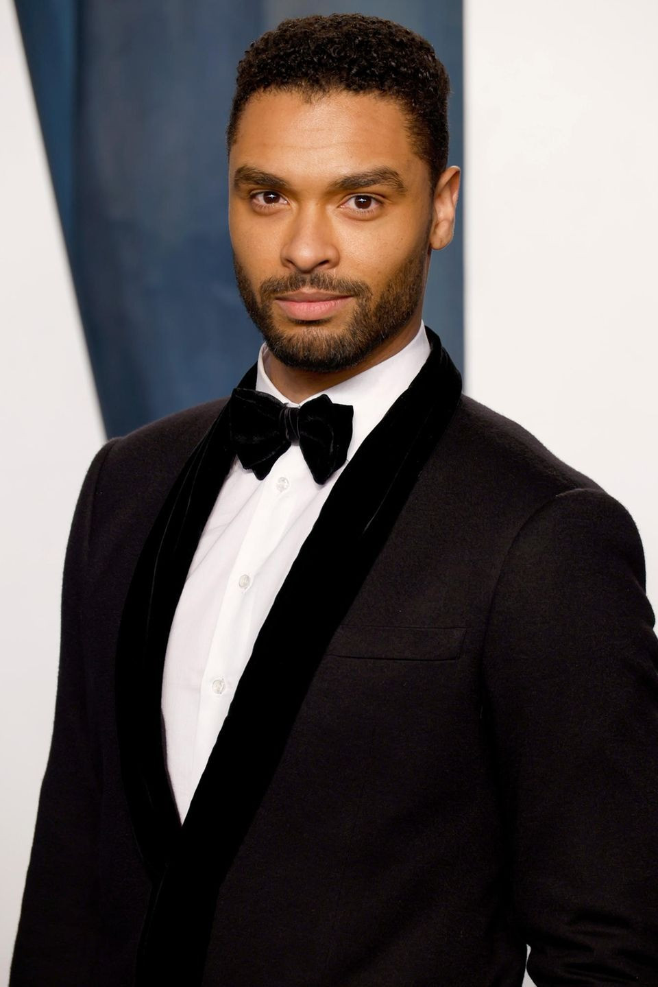 Regé-Jean Page sinh năm 1988. Anh tham gia đóng phim từ năm 2001, nhưng mãi đến năm 2020 mới được biết đến toàn cầu nhờ vai diễn Công tước xứ Hasting trong series Bridgerton.